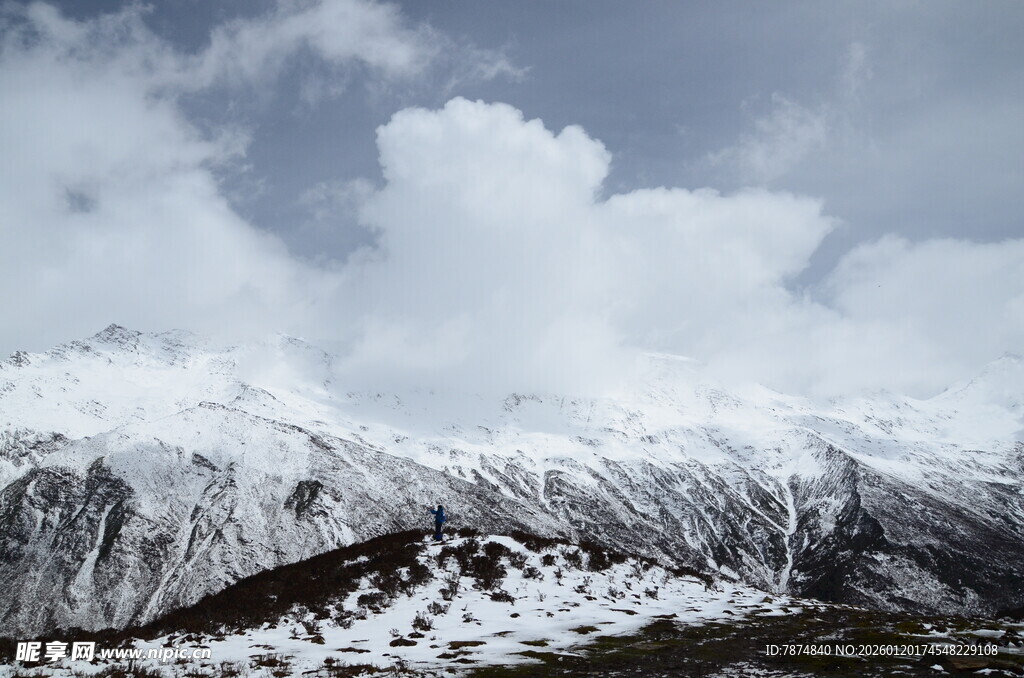 雪山云海壮丽自然景观