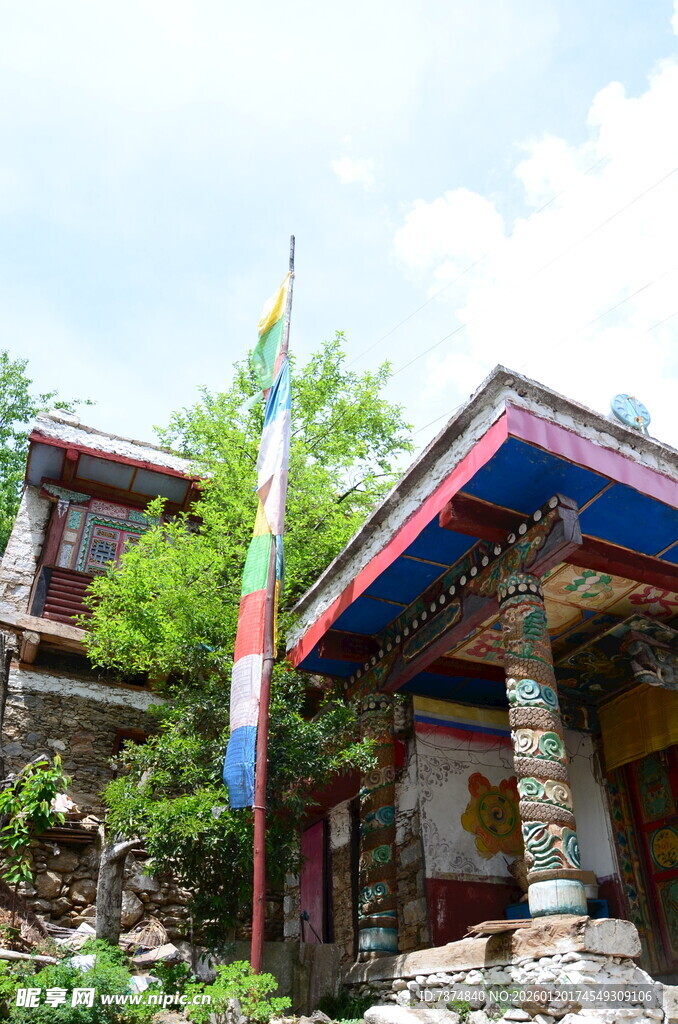 藏式小屋旁的经幡与绿植