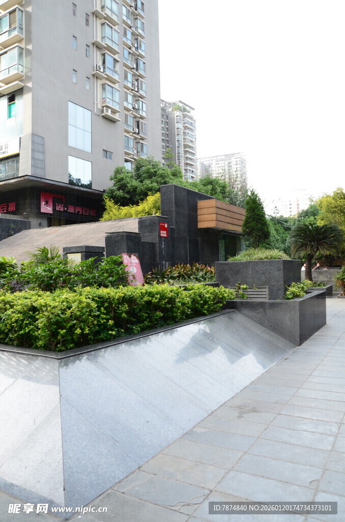 城市街角的绿植景观