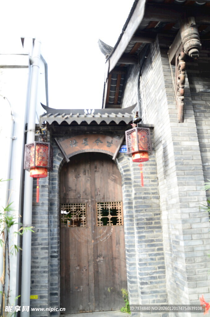 古旧木门配中式传统建筑