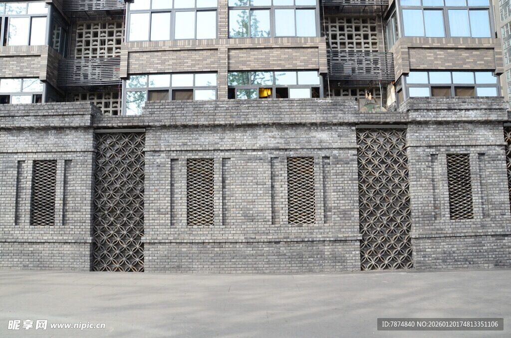 古朴石墙建筑外观