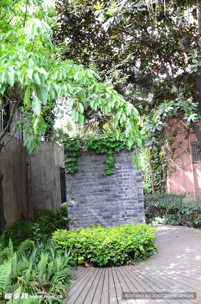 庭院绿植环绕的石砌景观