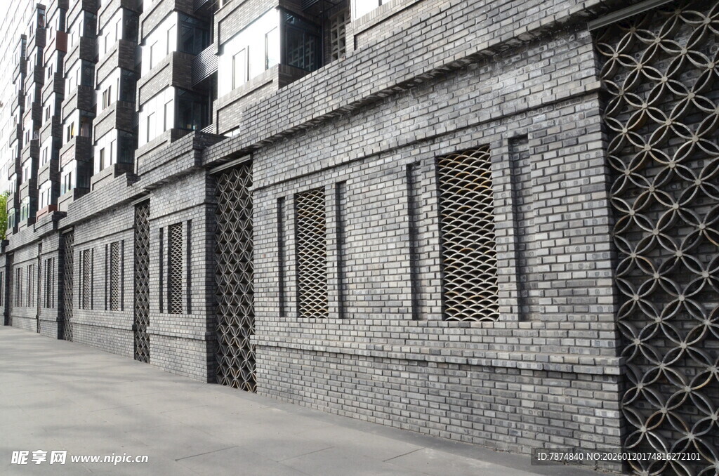 砖砌围墙与金属围栏景观