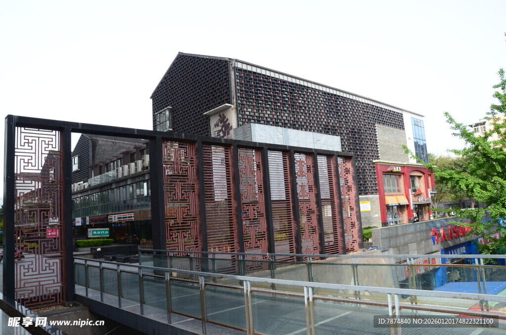 现代户外建筑景观一角