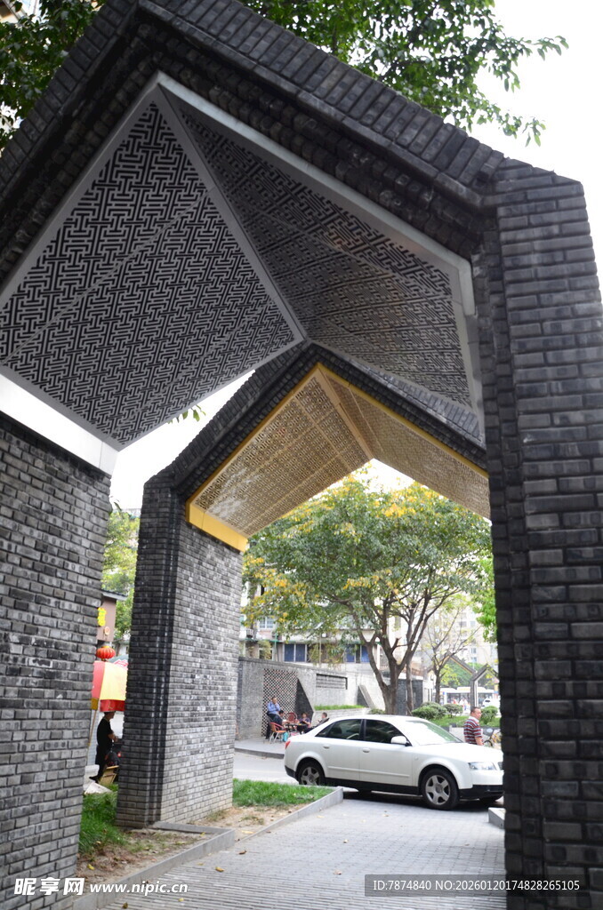 现代石砌拱门建筑景观