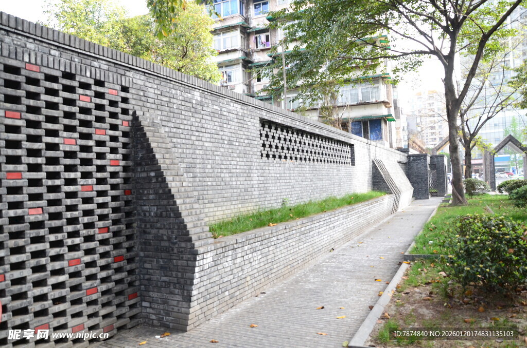 创意砖墙旁的城市步道