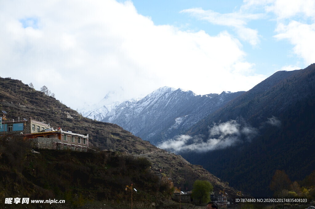 山间行驶的列车美景