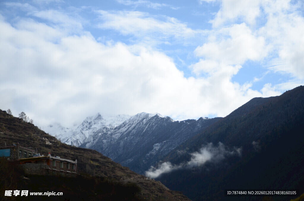 雪山云雾间的壮美山景