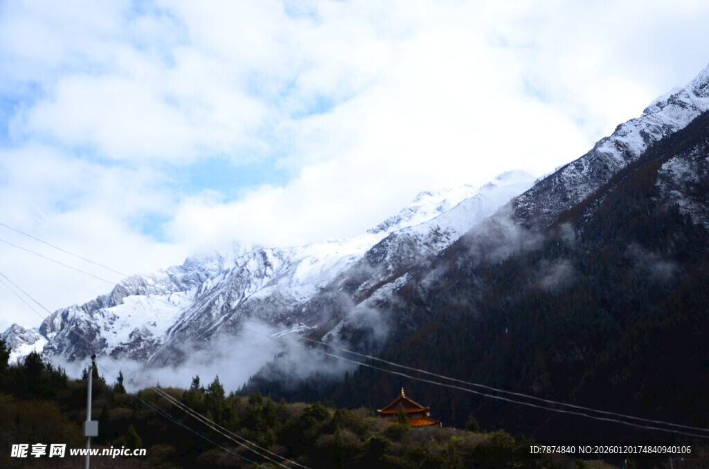 雪山云雾缭绕的壮美风光