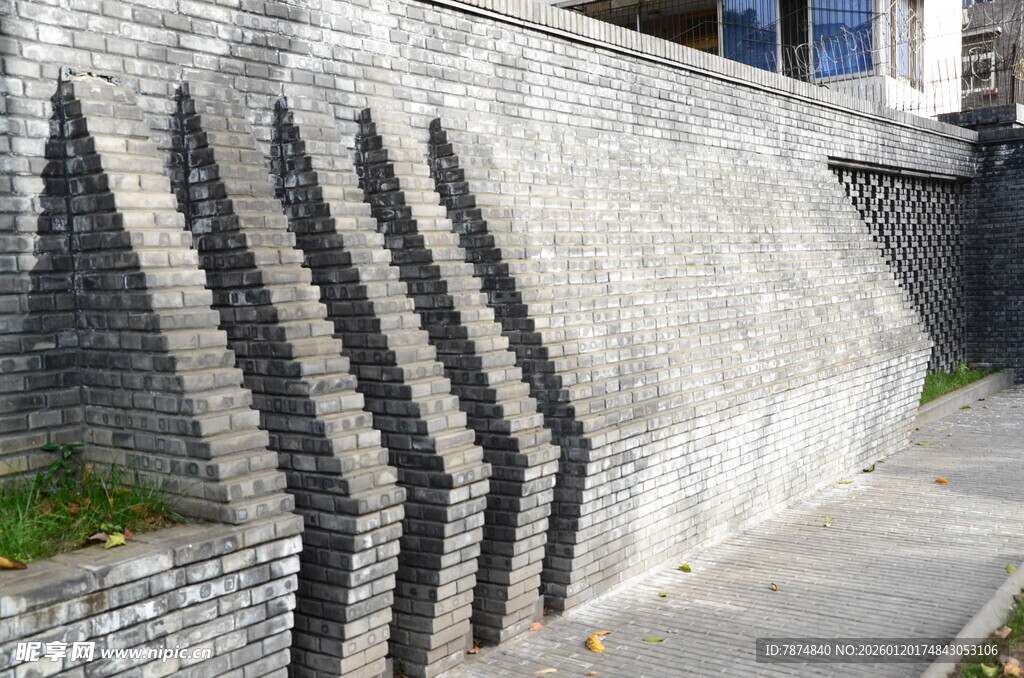 石墙与地面上的光影纹路