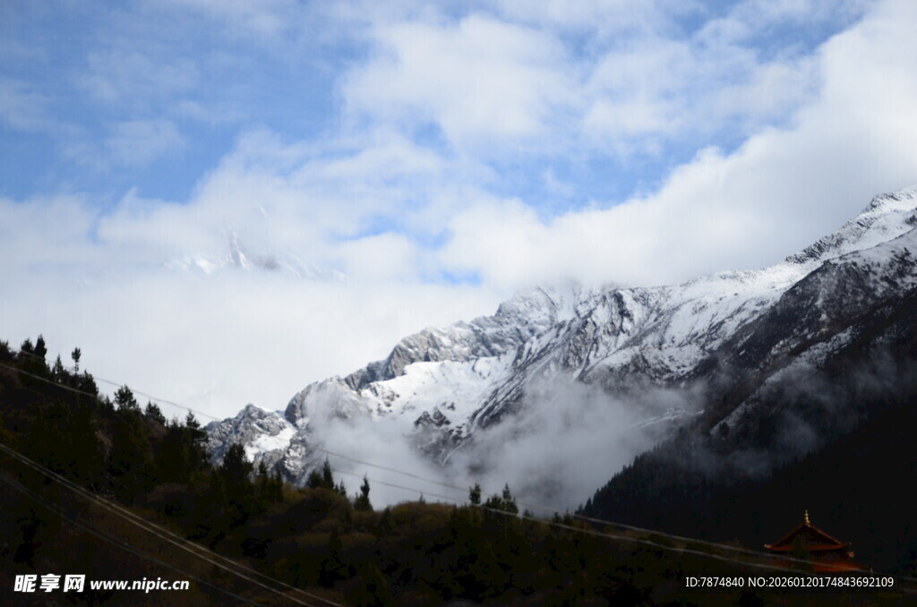 雪山云雾下的山林美景