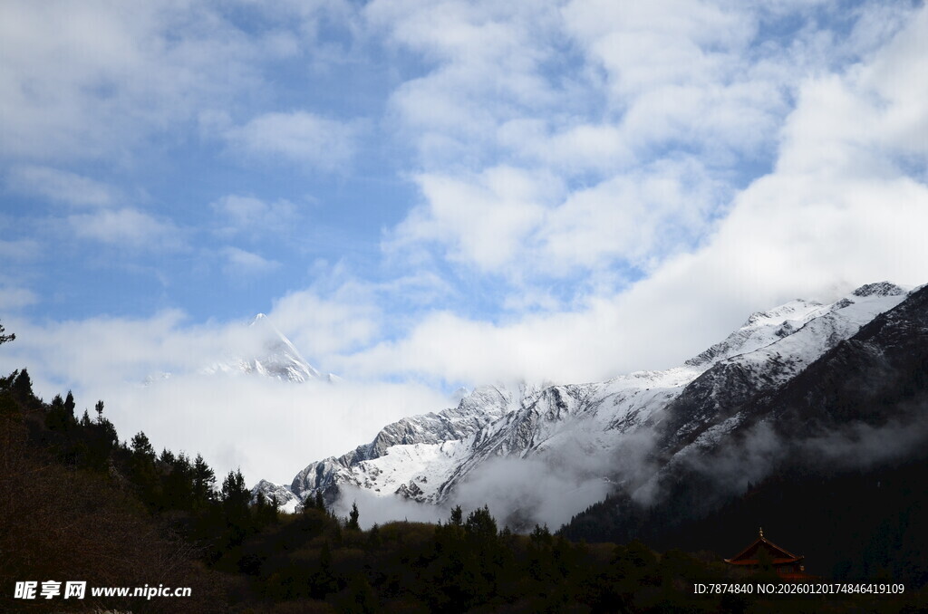 雪山云海间的壮丽风光