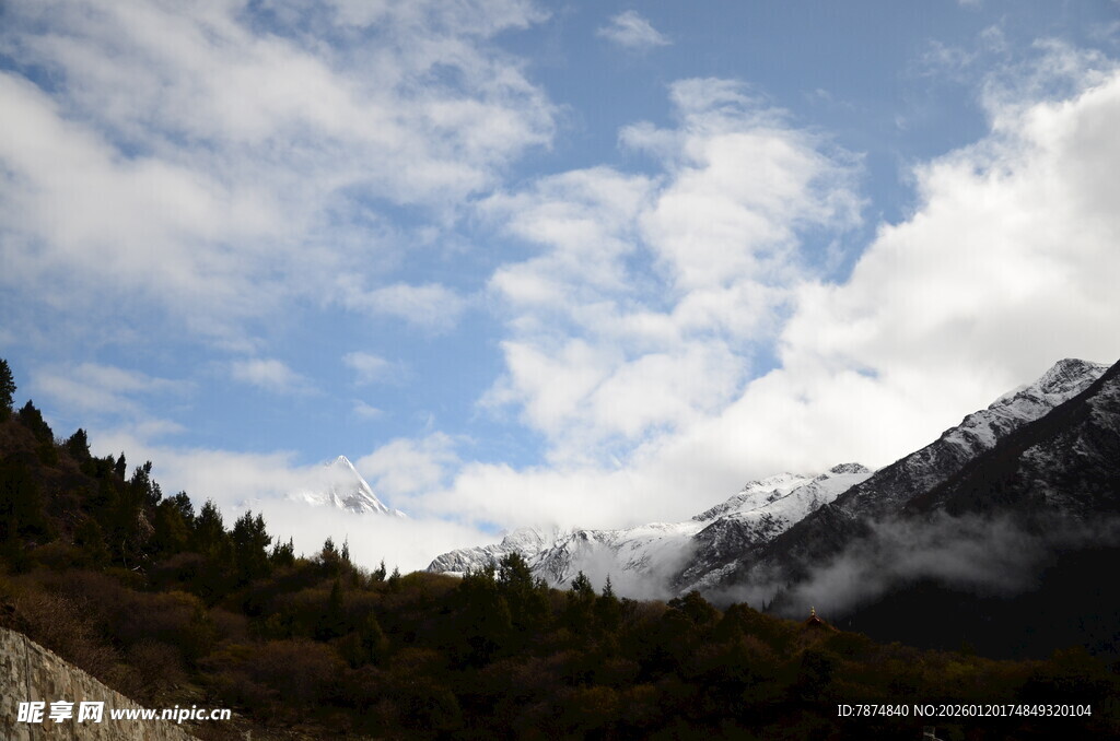 山间云雾缭绕的秀丽景致