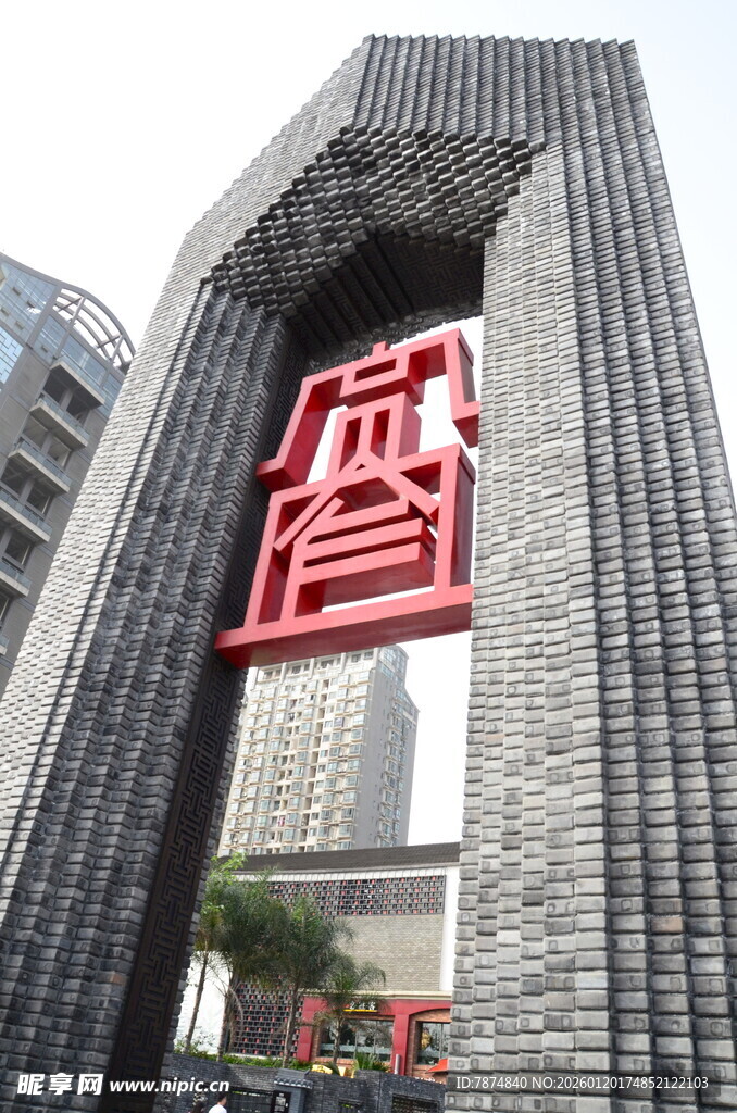 中式镂空建筑中的红色装饰