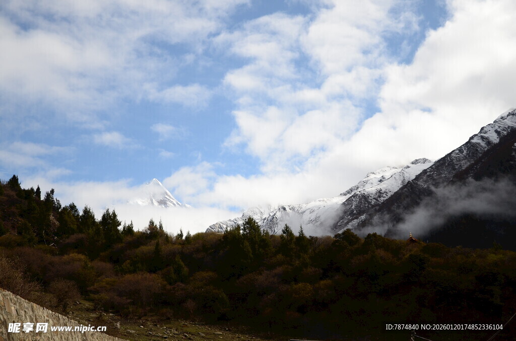 山间美景 蓝天白云映山林