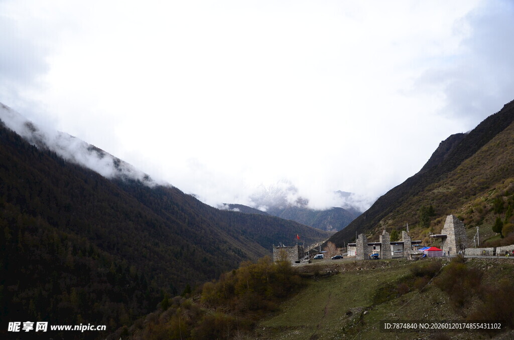 山间经幡飘扬的秀丽景致