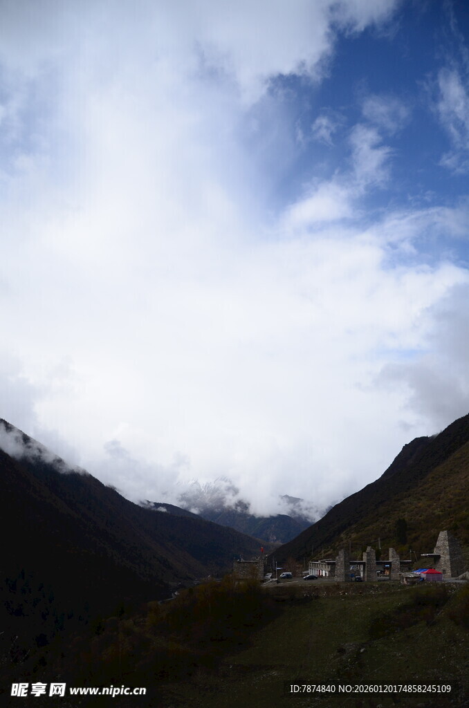 山间云雾缭绕的壮美景色