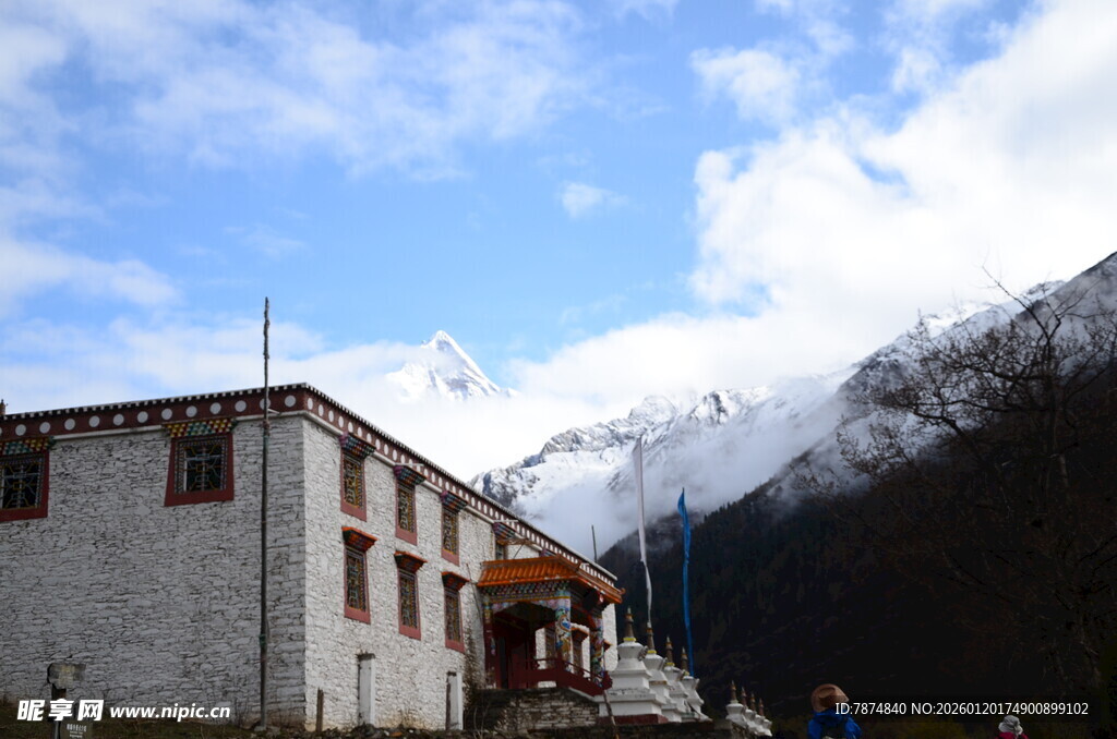 藏式建筑 雪山下的宁静景象