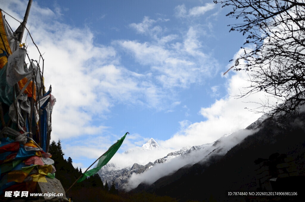 山间经幡伴蓝天白云