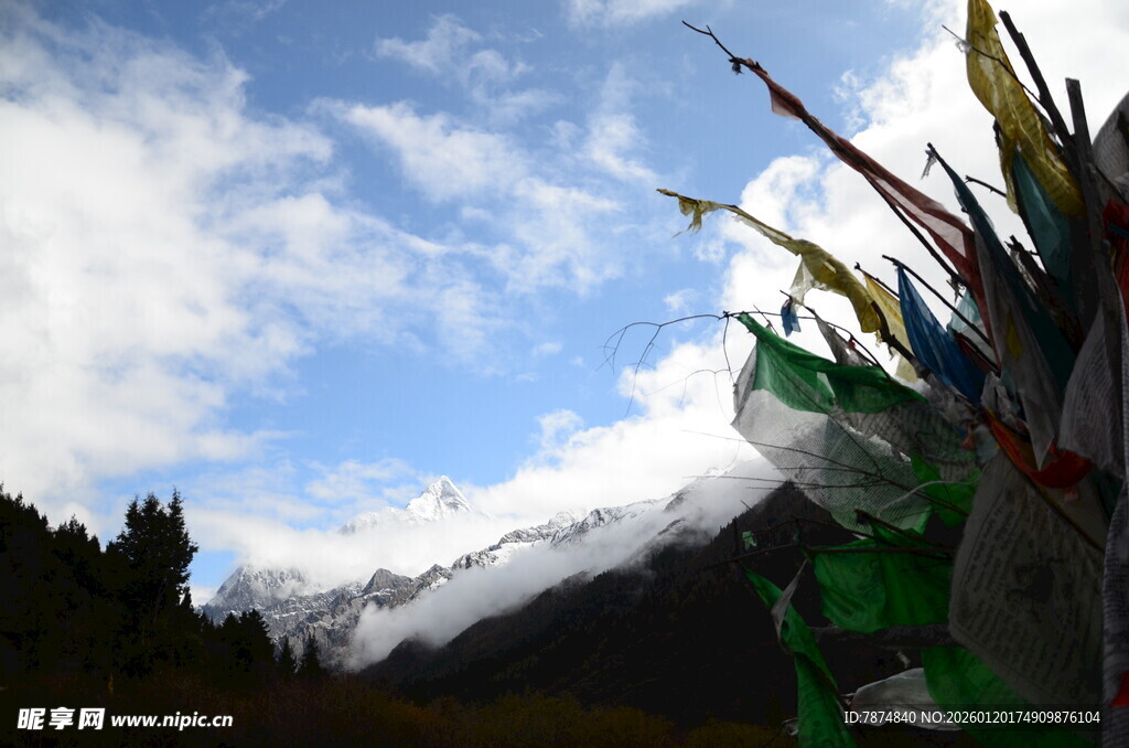 雪山下的五彩经幡