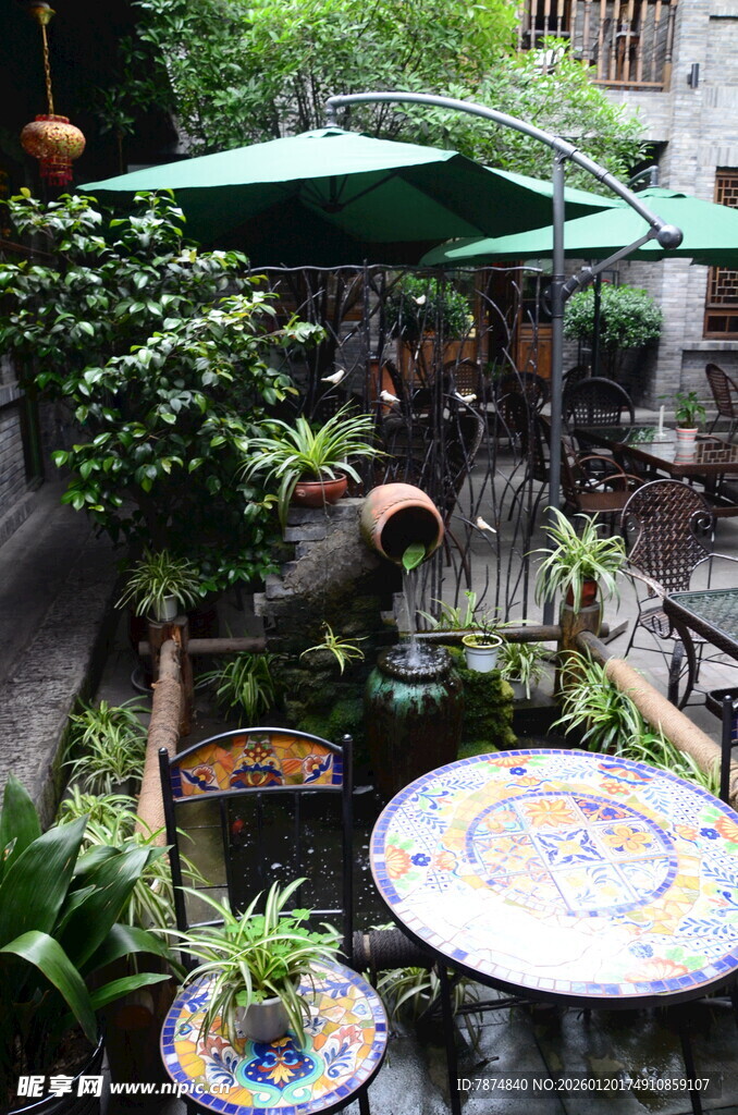 庭院绿植环绕的休闲角落