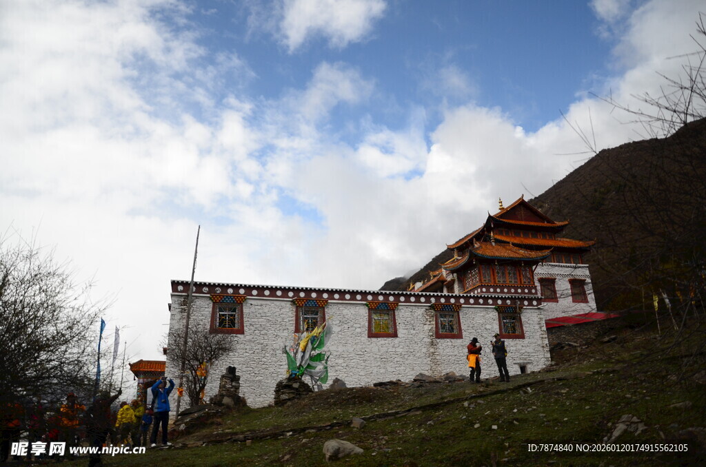 藏区山间的特色白色建筑
