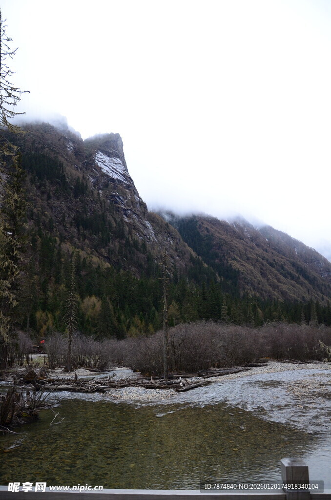 山间河流与远处山峦景色