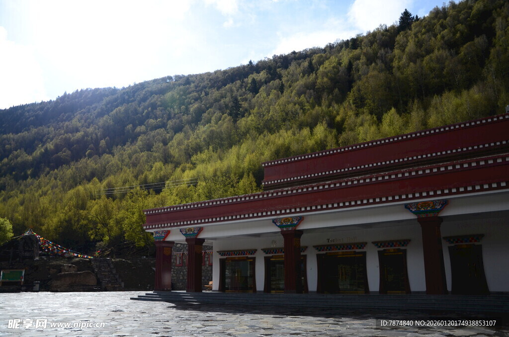 山间红顶建筑 自然景致