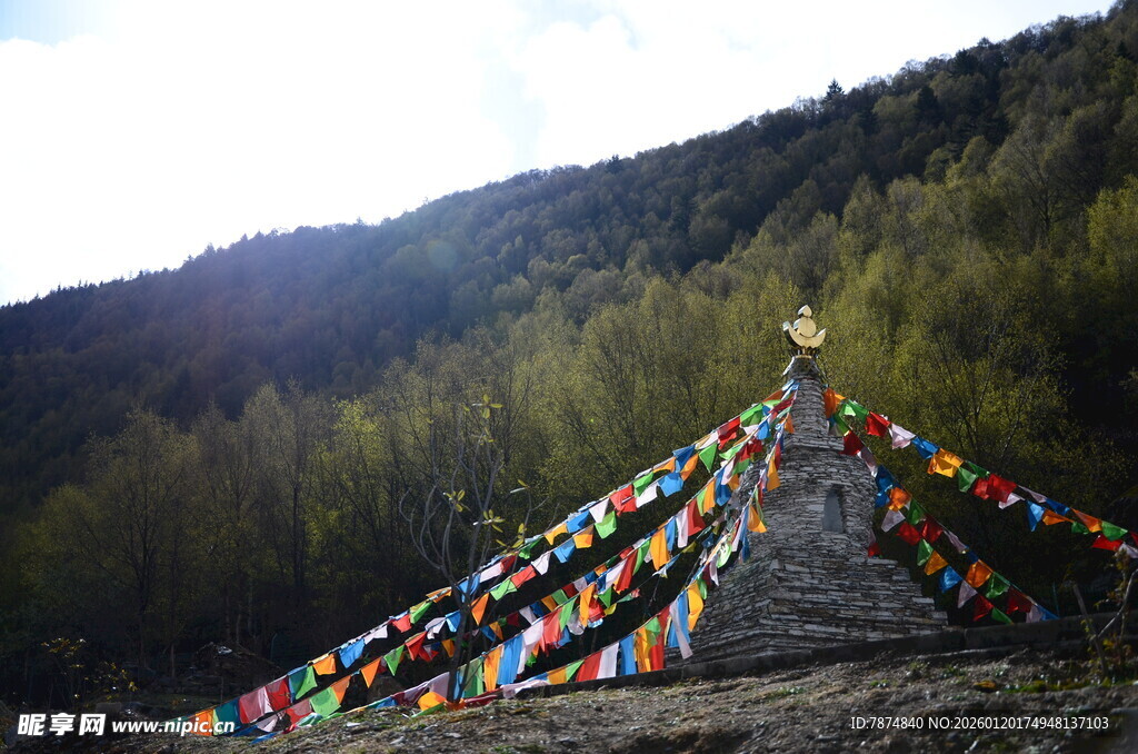 山间经幡阵 祈福之象征