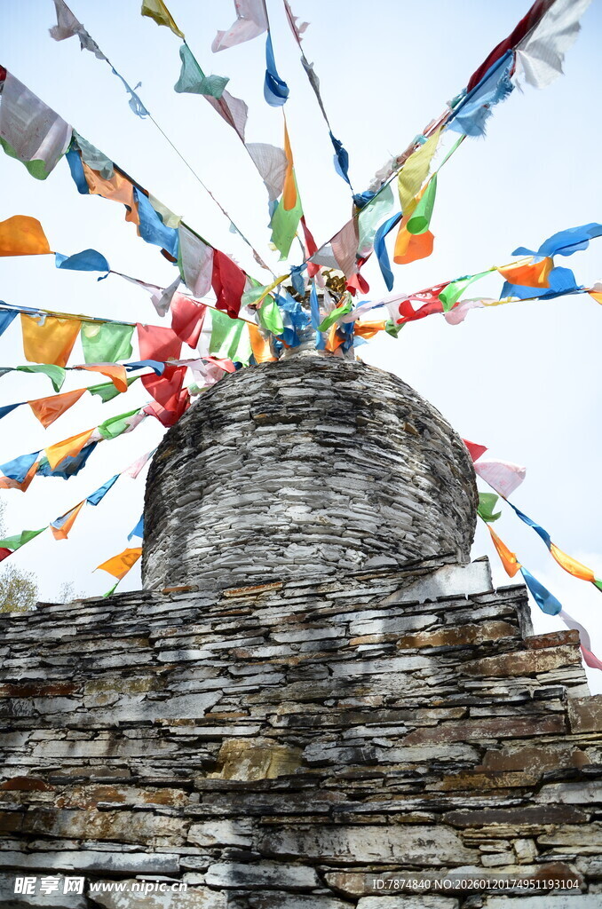 石堆上飘扬的五彩经幡