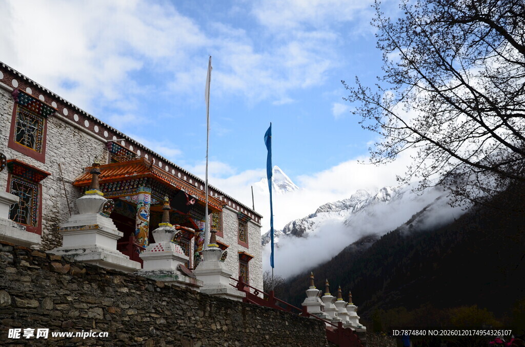 藏式建筑立于雪山之下