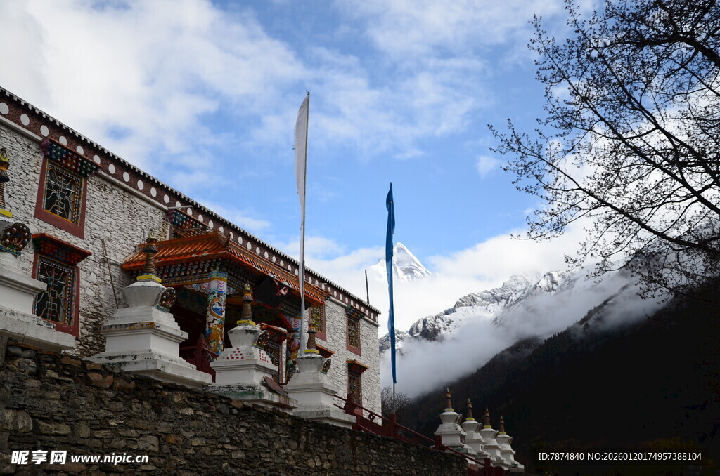 藏式建筑与雪山美景