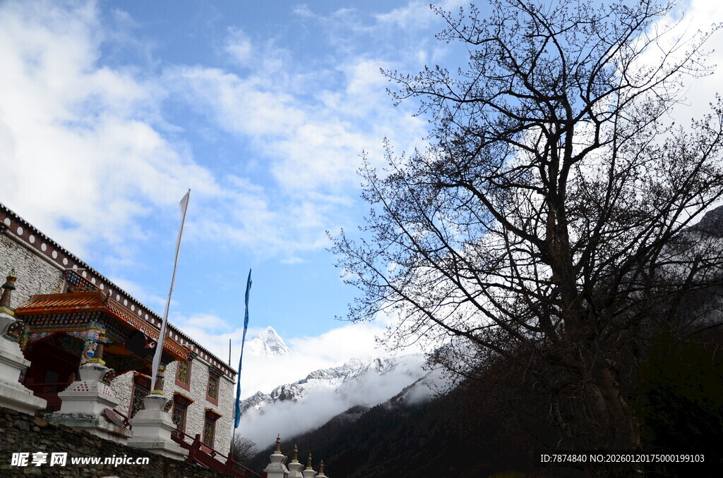 藏式建筑旁的蓝天白云