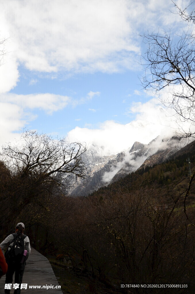 山间徒步者的美丽景致