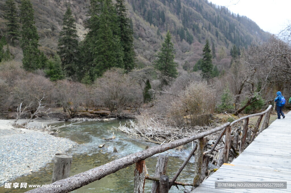 山间木桥徒步者赏景