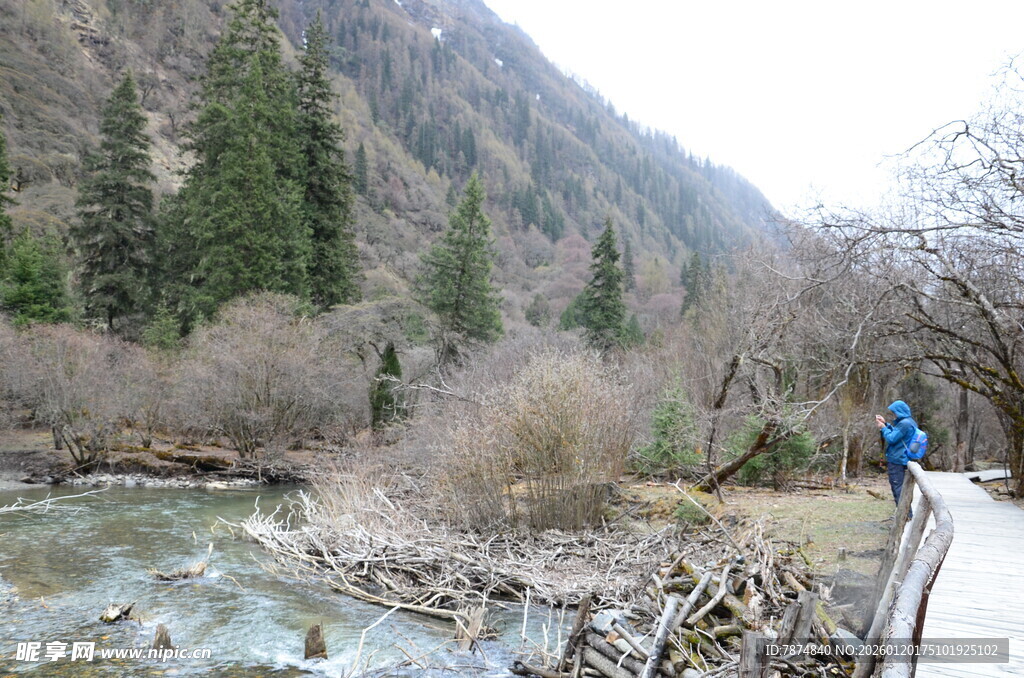 山间小径旁的溪流与行人