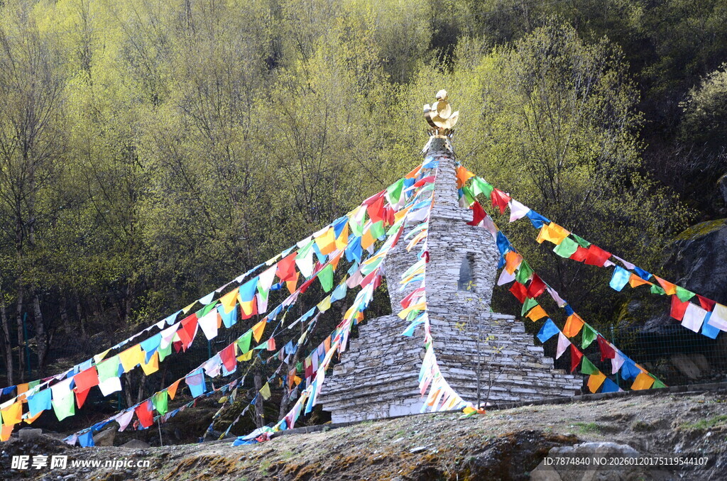 山间经幡塔 藏地风情韵