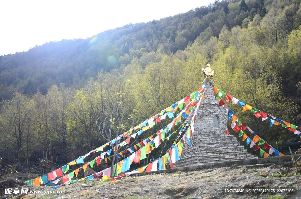 山间经幡阵 祈福之象征
