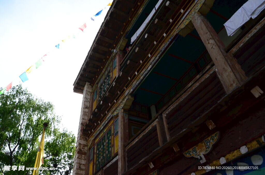 藏式建筑外观一角