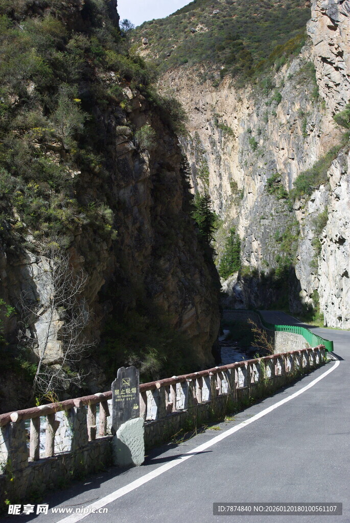 山间公路旁的护栏与峭壁