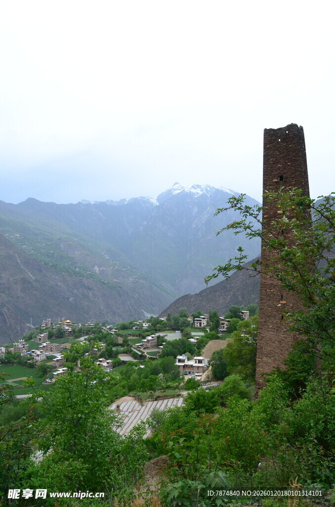 山间古塔与村落景观