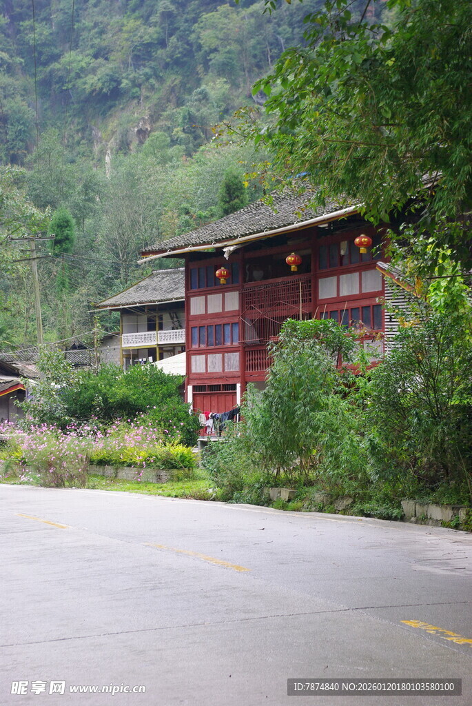 山间路旁的传统特色民居