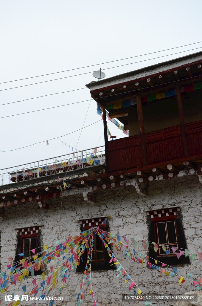 藏式建筑外的彩色经幡装饰