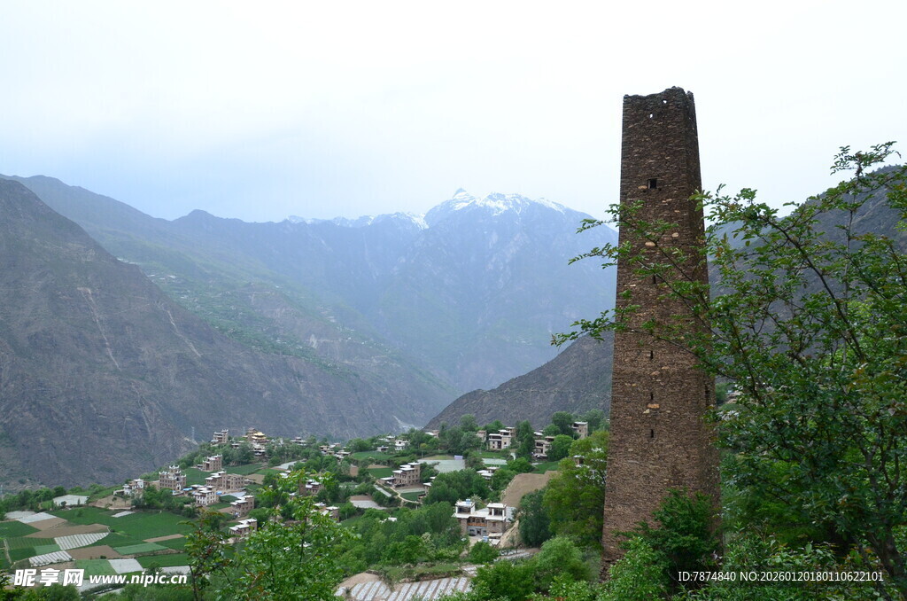 山间村落旁的高耸石柱