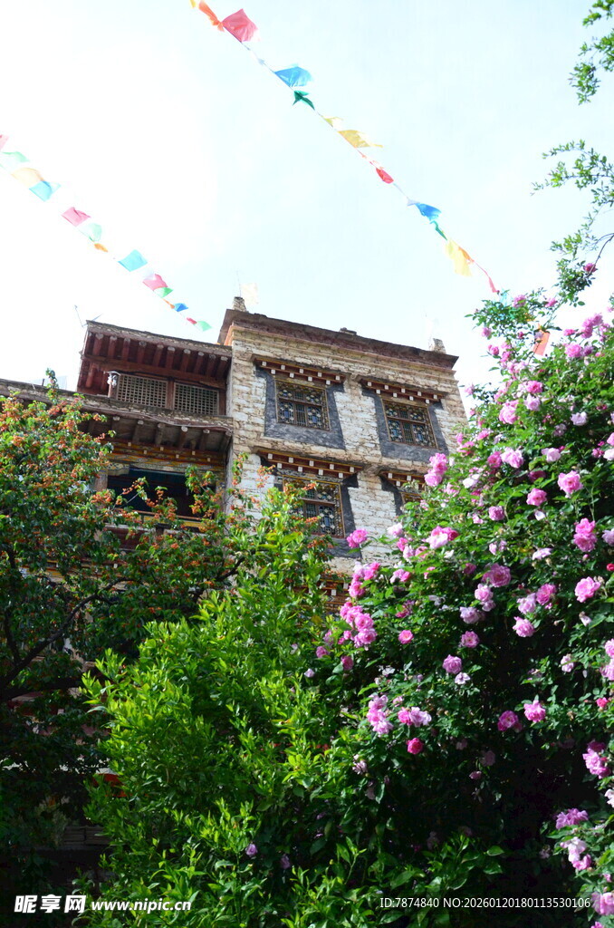 繁花簇拥的古朴建筑
