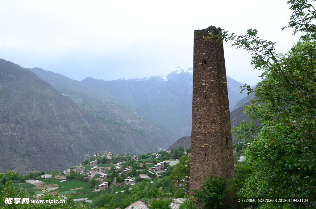 山间古老砖砌烟囱