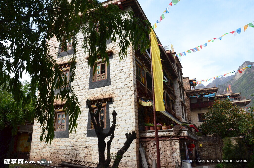 藏式建筑旁飘扬的经幡