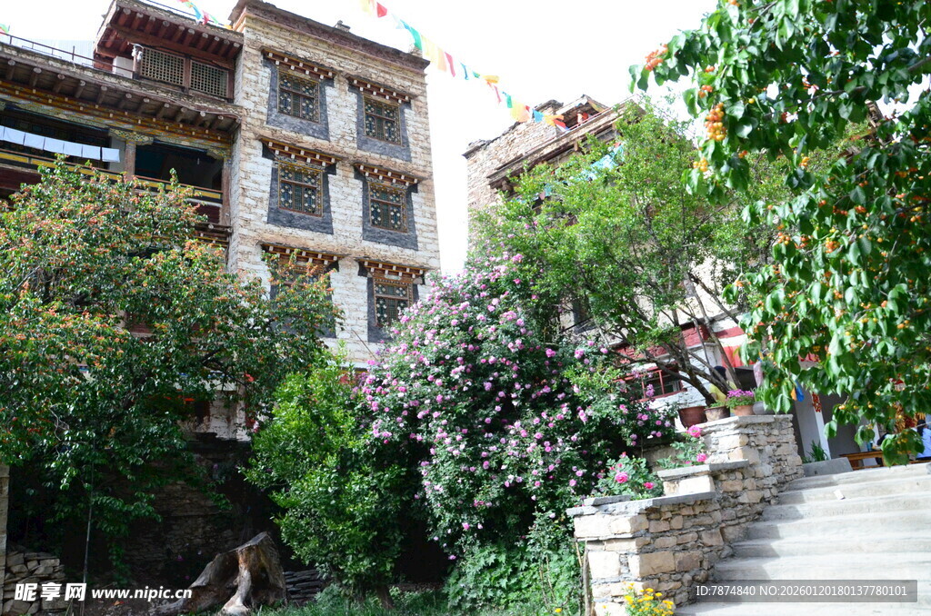 山间绿植环绕的古朴建筑