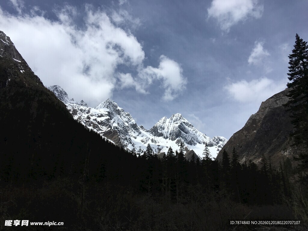 雪山山谷壮丽自然景观