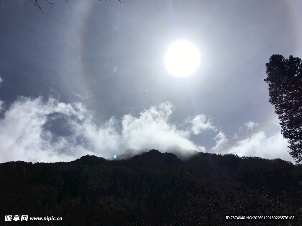 天空现美丽日晕景观
